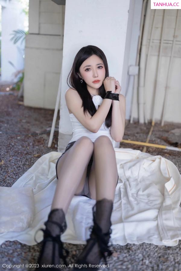 鱼子酱fish  [XiuRen]高清写真图 2023.12.29 No.7888 鱼子酱Fish 短裙美腿第19张图片